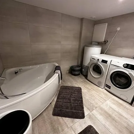 Basement With Parking 아파트